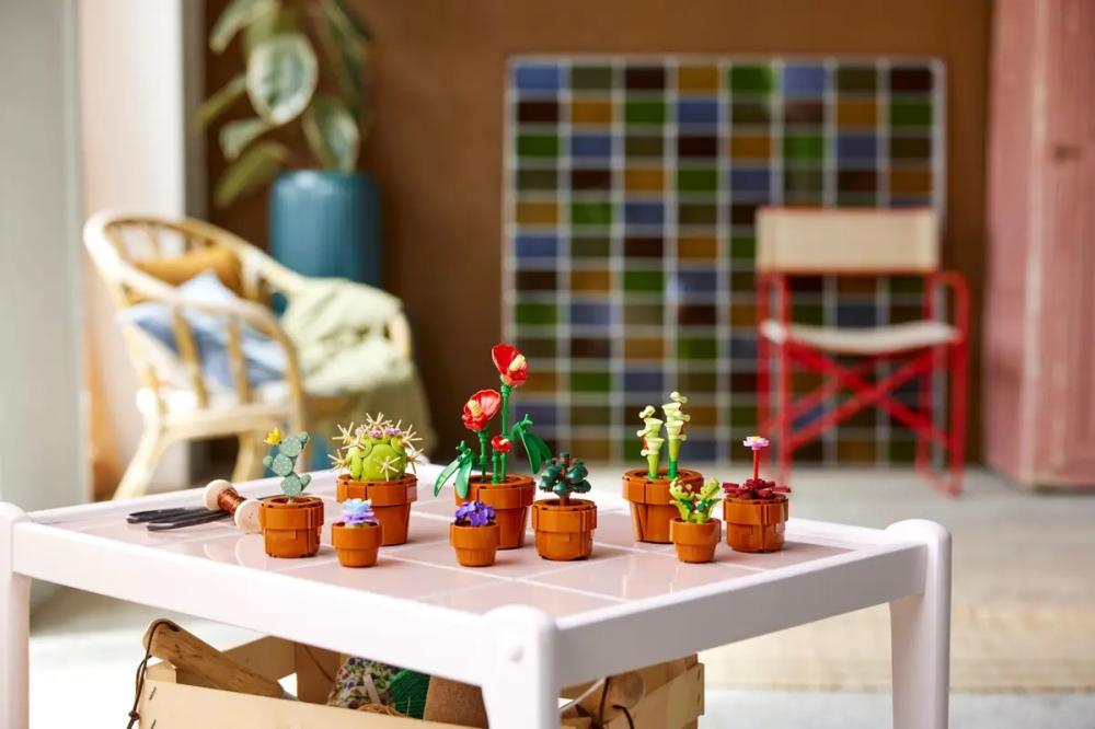 Конструктор LEGO Icons Botanicals Маленькие цветы купить оптом в