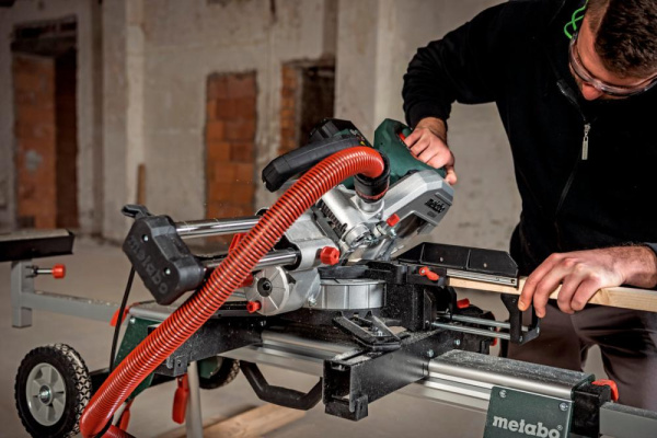 Пила торцювальна Metabo KGS 216M з протяжкою 1200Вт диск 215мм 13.4кг
