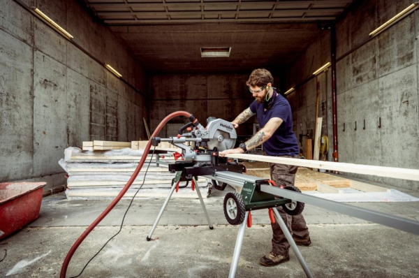 Пила торцювальна Metabo KGS 305M з протяжкою 1600Вт диск 305мм 18.6кг