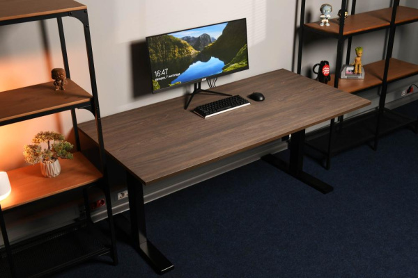 Стіл комп’ютерний 2E CE150WDARK, висота 62-128см, електропривод, стільниця 150x75см (темне дерево), металева база (чорна)