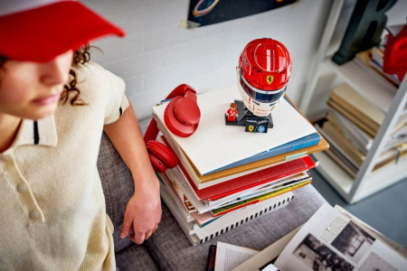 Конструктор LEGO Editions Formula 1 Шолом Шарля Леклера з команди Scuderia Ferrari HP