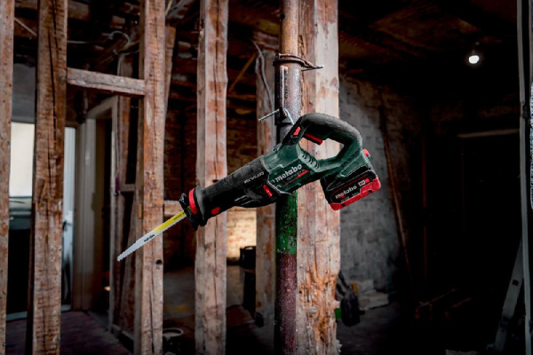 Пилка сабельная аккумуляторная Metabo SSEP 18 LT BL 18В ход 32мм 0-3000об/мин, 3кг, без АКБ и ЗП