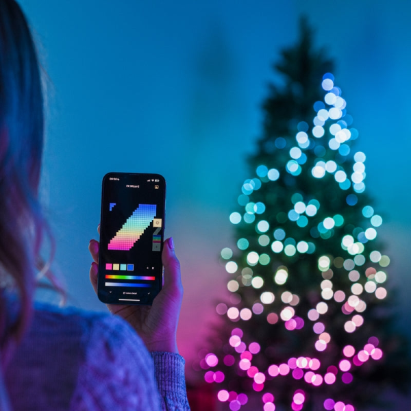 Smart LED Гирлянда Twinkly tree Strings RGB 500, Gen II, настраиваемая на 2,1м елке