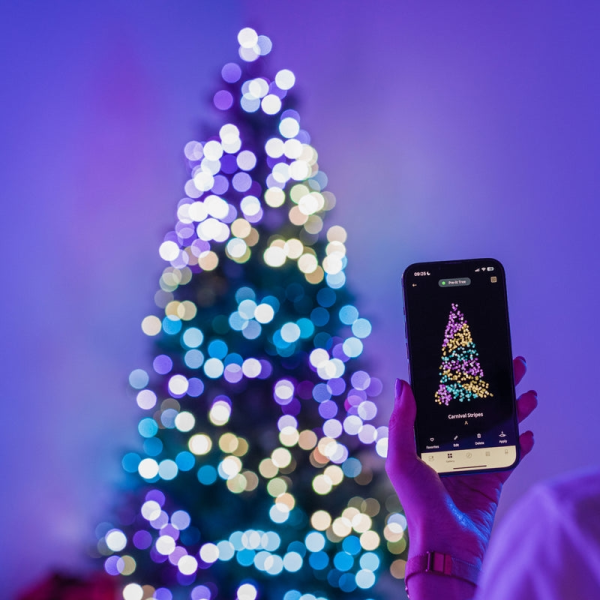 Smart LED Гирлянда Twinkly tree Strings RGB 500, Gen II, настраиваемая на 2,1м елке